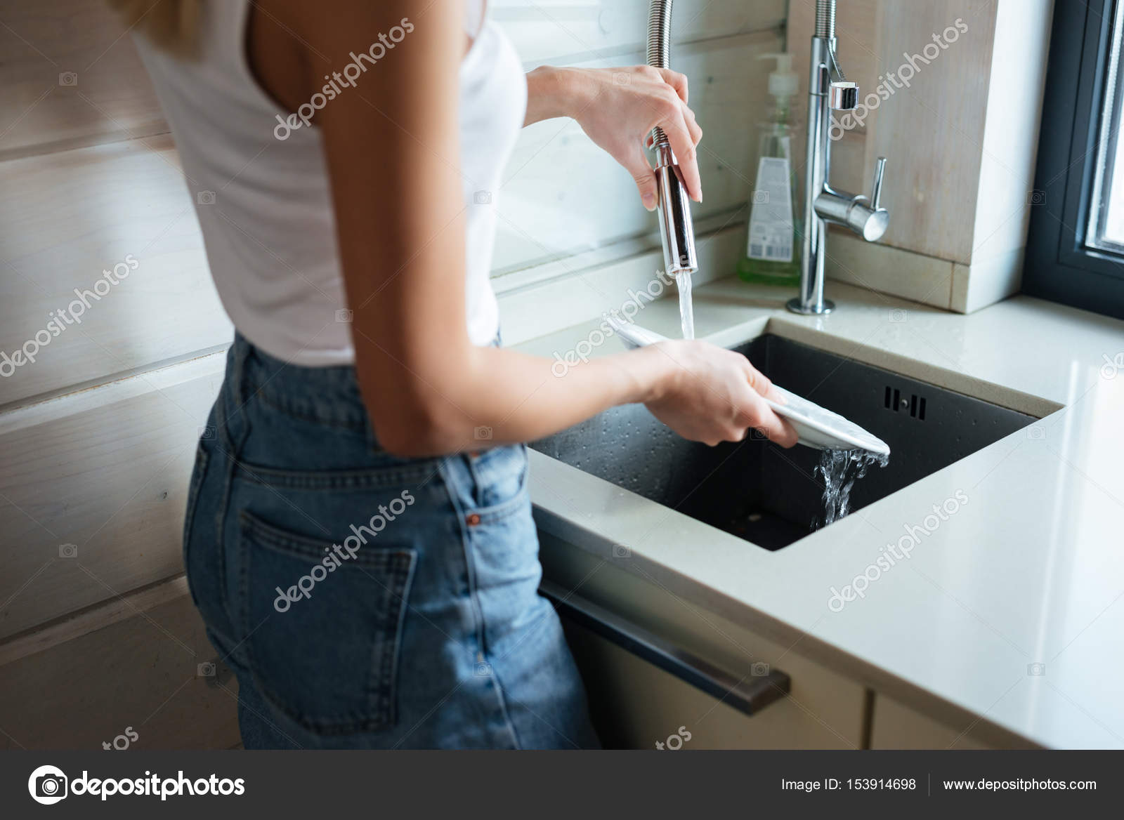 Грязная посуда. Мыть чужую посуду во сне к чему. К чему снится мытье посуды. Мыть посуду во сне к чему снится. Мойка посуды вручную.