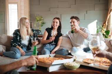Arkadaş grubu pizza, şarap ve bira söz ve having fun
