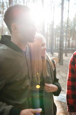 Arkadaşlar açık havada duran ormanda grup