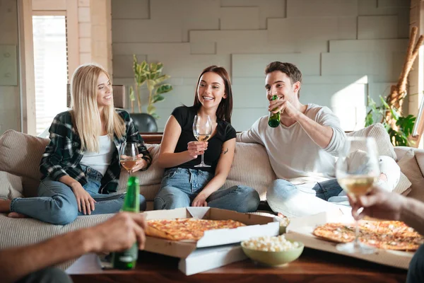 Freunde bei Pizza, Wein und Bier plaudern und Spaß haben — Stockfoto