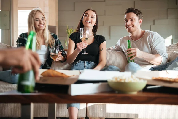 Freunde bei Pizza, Wein und Bier plaudern auf dem Sofa — Stockfoto