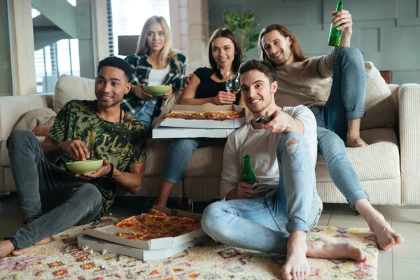 Obrazu szczęśliwe piątki przyjaciół oglądania telewizji — Zdjęcie stockowe