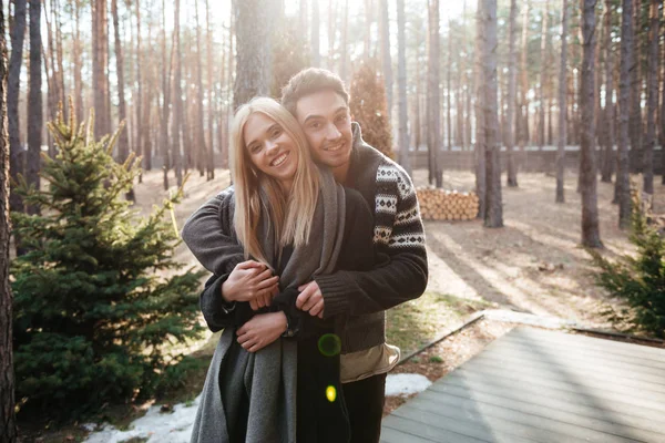 Šťastný, milující pár stojící venku v lese — Stock fotografie