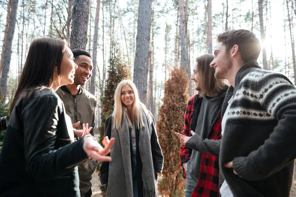 Feliz grupo de amigos al aire libre en el bosque —  Fotos de Stock