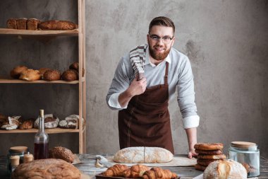 Mutlu genç adam giyen gözlük baker sakallı