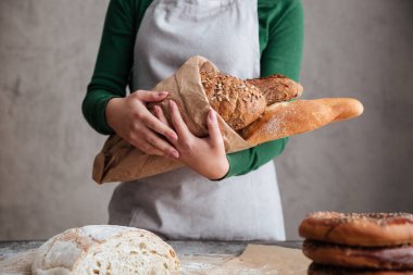 Bayan baker ekmek ile ihale görüntü kırpılmış 