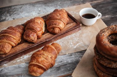 Hamur işleri kruvasan tablo üzerinde bir sürü resim kırpılmış