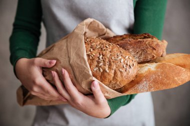 Bayan baker ekmek ile ihale fotoğrafı kapatın