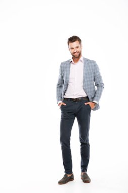 Mutlu genç adam ayakta beyaz arka plan üzerinde izole