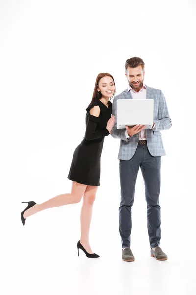 Glada unga älskande par använder bärbar dator. — Stockfoto