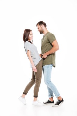 Mutlu genç izole çift ayakta sevgi dolu