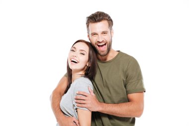 Neşeli genç izole çift ayakta sevgi dolu