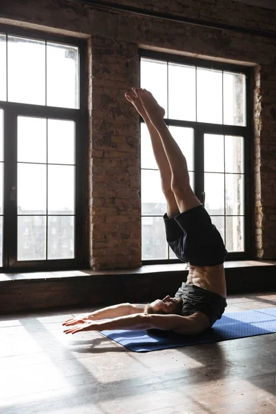 Esportista no ginásio fazer exercícios de ioga. Olhando de lado . — Fotografia de Stock