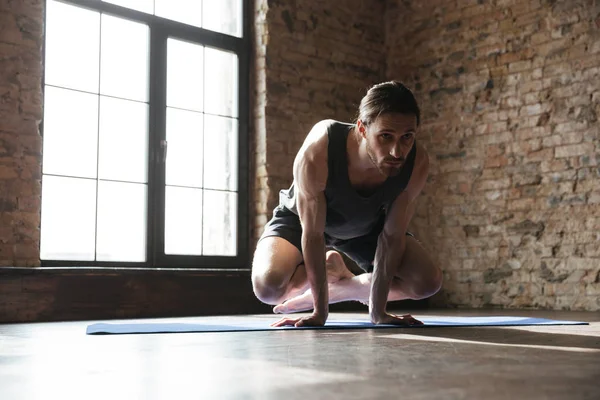 Attraktiva stark sportsman i gymmet göra yogaövningar sport — Stockfoto