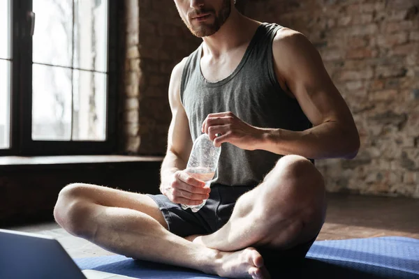 Обрезанный образ сильного спортсмена, пьющего воду — стоковое фото