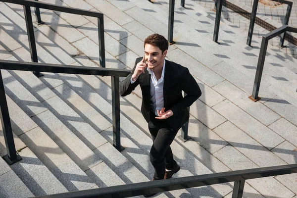 Feliz joven hombre de negocios caminando al aire libre — Foto de Stock