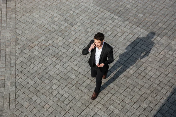 Feliz joven hombre de negocios caminando al aire libre —  Fotos de Stock