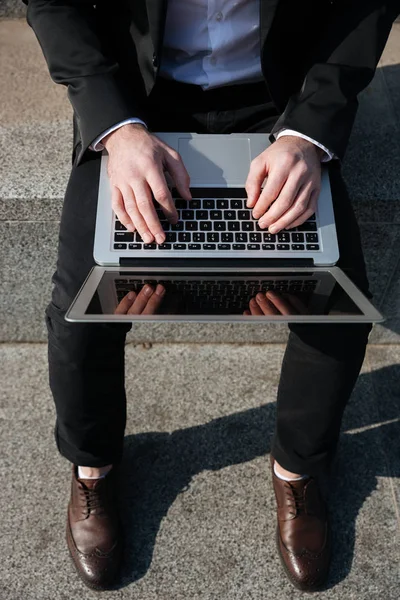 Fechar a tela em branco do laptop — Fotografia de Stock