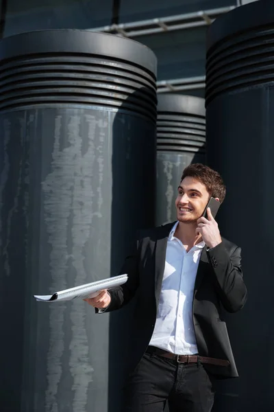 Hombre de negocios alegre hablando por teléfono — Foto de Stock
