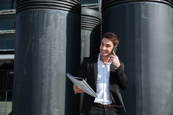 Negocios hablando al aire libre — Foto de Stock