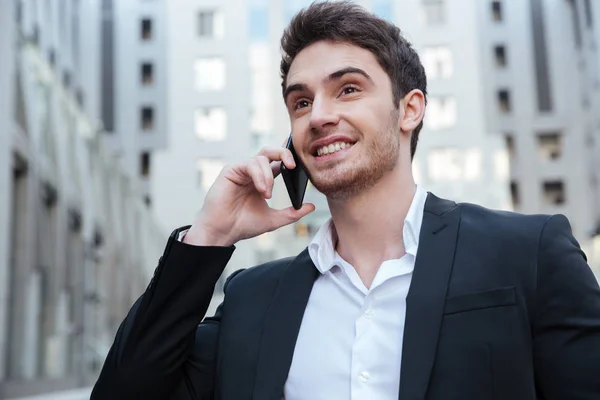 Porträt eines Geschäftsmannes, der am Telefon spricht — Stockfoto