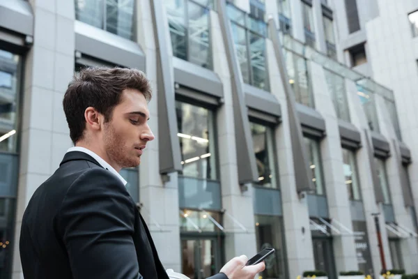 Joven ocupado trabajando con smartphone — Foto de Stock