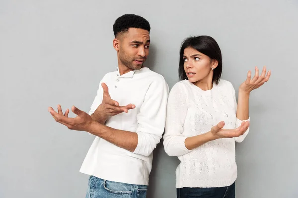 Confuso casal amoroso gestos com as mãos — Fotografia de Stock