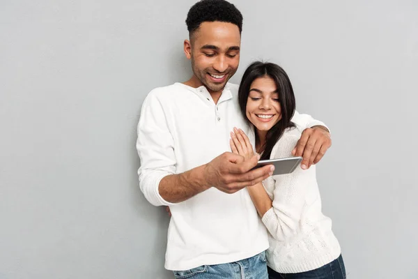 Uśmiechający się para przy użyciu smartfona na białym tle — Zdjęcie stockowe