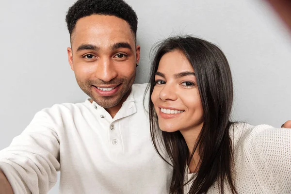 Sorrindo casal amoroso fazer selfie . — Fotografia de Stock