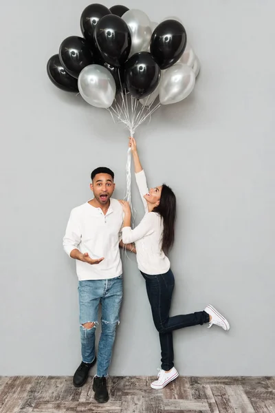 Glückliches Liebespaar mit Luftballons. — Stockfoto