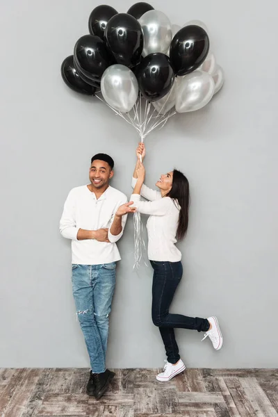 Lyckliga älskande par innehav ballonger. — Stockfoto