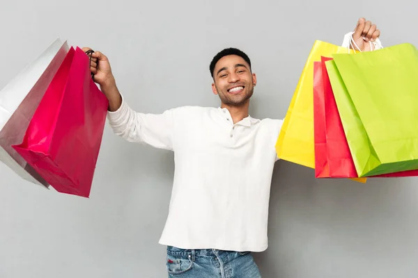Homem africano feliz segurando sacos de compras . — Fotografia de Stock