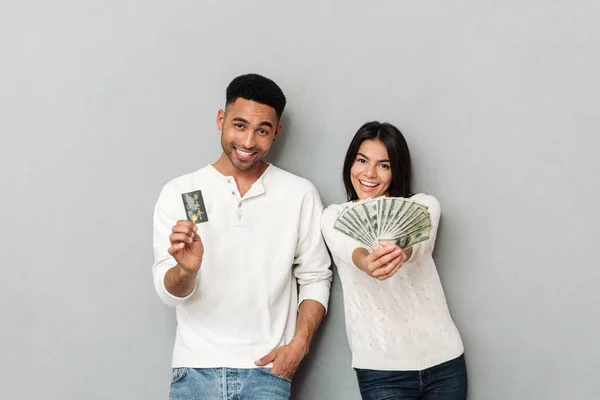 Mujer y hombre mostrando tarjeta de crédito y efectivo —  Fotos de Stock