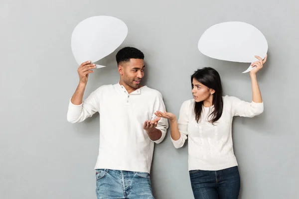 Homem e mulher falando e segurando bolhas em branco — Fotografia de Stock