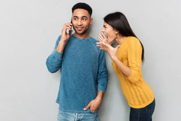 Mulher gritando com o marido sobre o telefone — Fotografia de Stock