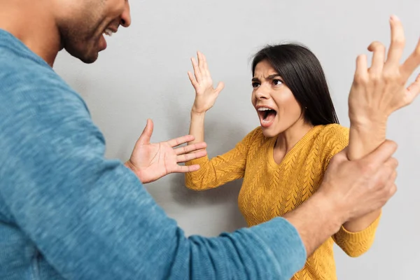 Frau schreit Mann an — Stockfoto