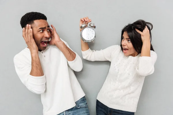 Gritando casal amoroso confuso mostrando alarme . — Fotografia de Stock