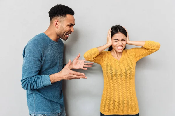 Mann brüllt seine Frau mit geschlossenen Ohren an — Stockfoto