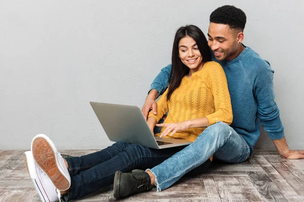 Bonita pareja usando laptop —  Fotos de Stock