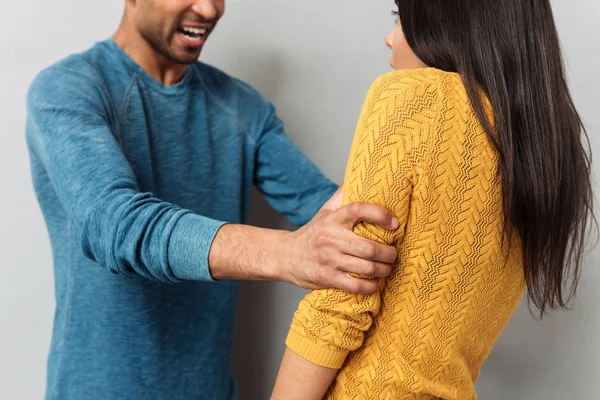 Beskuren bild av aggressiv man och skrämde kvinna — Stockfoto