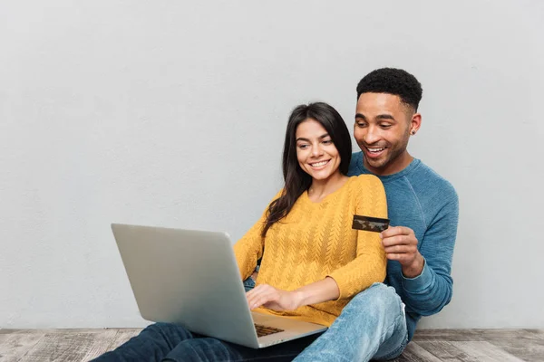 Casal usando laptop e cartão de crédito — Fotografia de Stock