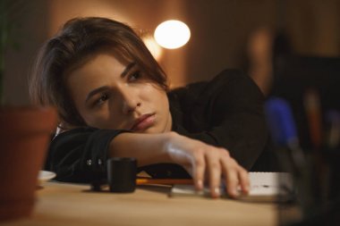 Monitör ofis bakarak yorgun kadın