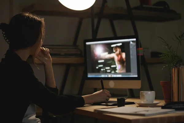 Projektant koncentratu panienka w nocy za pomocą komputera — Zdjęcie stockowe
