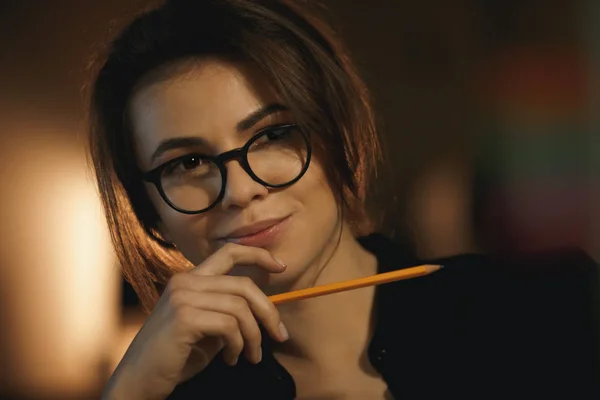 Concentré jeune femme designer tenant crayon . — Photo