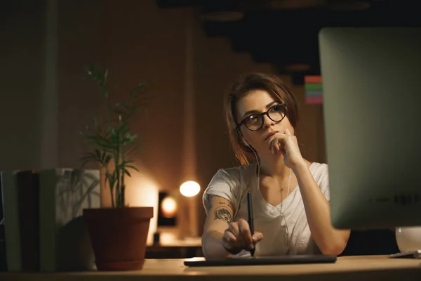 Σοβαρή γυναίκα σχεδιαστή χρησιμοποιώντας γραφικά tablet και τον υπολογιστή — Φωτογραφία Αρχείου