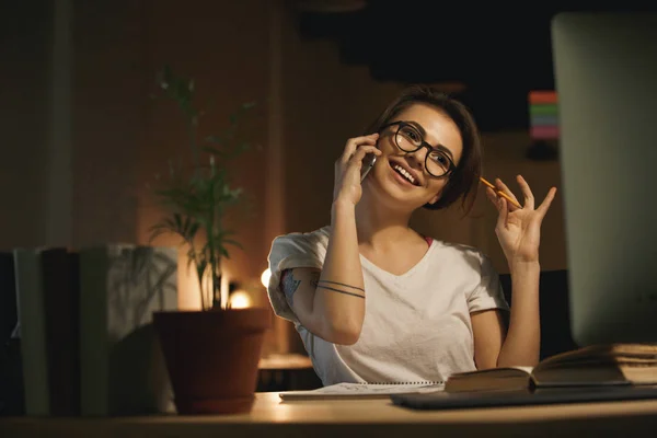 Щаслива жінка дизайнер розмовляє по мобільному телефону — стокове фото