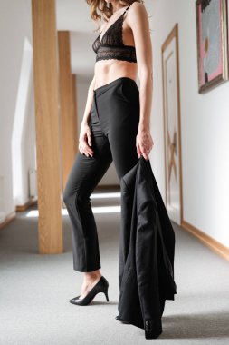 Kırpılan görünümünü kadın sutyen ve pantolon aşağıdan