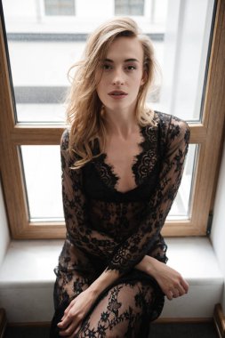 Seksi esmer kadın kapalı oturuyordu