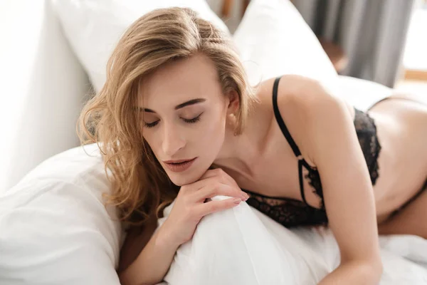 Καταπληκτικό μελαχρινή σέξι γυναίκα βρίσκεται στο κρεβάτι — Φωτογραφία Αρχείου