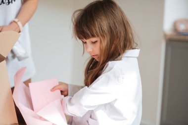 Sevimli kız holding kağıtları